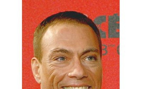 Herec Jean Claude Van Damme má fůru předpokladů dožít se vysokého věku: Je bohatý, věřící, ženatý (dokonce pětkrát), cvičí, chodí na večírky, často se směje a má dva psy...