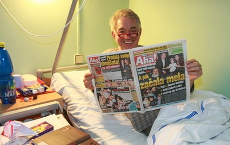 Herec Jiří Krampol si v nemocnici spravuje náladu čtením deníku Aha!