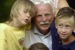 Herec Petr Brukner tráví letošní prázdniny se svými čtyřmi vnoučaty.