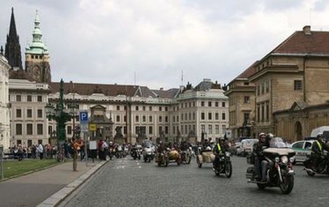 Historické motorky se projely před nezvyklou kulisou Hradu.