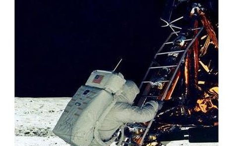 Historický krok. Armstrong právě sestupuje jako první člověk na Měsíc.
