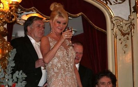 Hlavním hostem večera byla miliardářka Ivana Trumpová, plesu se zúčastnila i její maminka Marie Zelníčková.