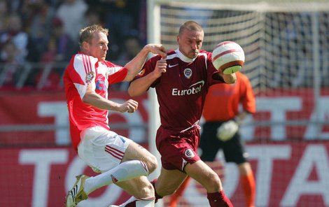 Hlavním tahákem české fotbalové ligy vždy byly souboje Sparty se Slavií. Letos se však očekává, že Slavia zůstane o krok pozadu, stejně jako Stanislav Vlček v tomto souboji s Tomášem Řepkou.