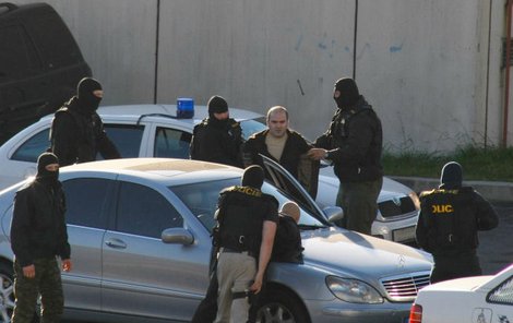 Hledaný zločinec neměl šanci policistům uniknout. 