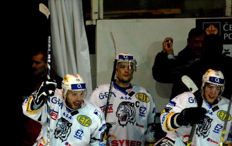 Hokejisté Liberce naskákali s neskrývanou radostí na led, v Třinci urvali důležité vítězství.