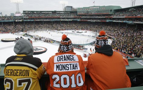 Hokejový svátek pod širým nebem si na baseballovém stadionu v Bostonu užilo 38 000 diváků. 