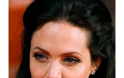 Líbat Angelinu Jolie je skoro za trest!