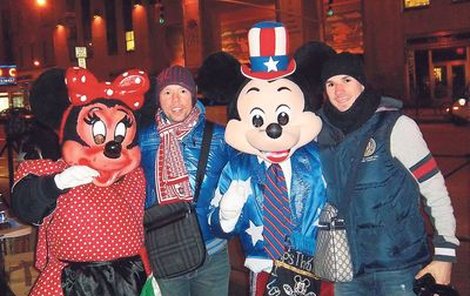 Horváth a Rezek s Mickey Mousem a s jeho paní Myšákovou na Times Square. 