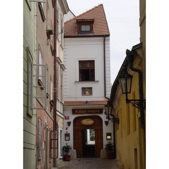 Hotel U Zlaté studně je skryt v uličkách staré Prahy.