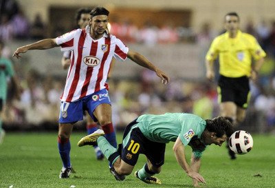 Hráči Atlétika prý Messiho naháněli celý zápas. Na snímku diskutovaný faul.