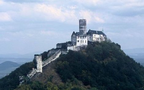 Hrad Bezděz patří mezi naše nejznámější a nejoblíbenější hrady. Máchův kraj se však pyšní hned několika romantickými zříceninami.