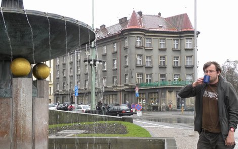 Hradec Králové - Voda z kašny v Hradci Králové Martinovi příliš nechutná. Když je ale žízeň, nevybírá si.