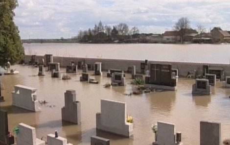 Hřbitov v Počaplech je nyní zcela pod vodou.