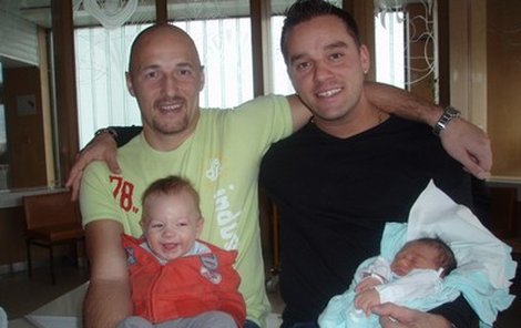 Hrdí fotbaloví otcové: Petr Švancara s Danielem (vpravo) a Luděk Zelenka se Samuelem.