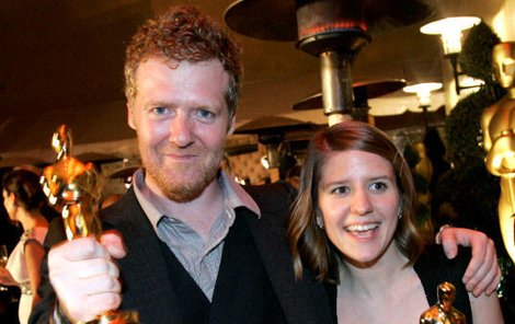 Hrdý výraz ve tváři, pocity štěstí. Glen Hansard s Markétou Irglovou rozdávali v zákulisí Kodak Theatre v Los Angeles úsměvy na všechny strany. Každý z nich si domů odnášel téměř čtyřkilovou pozlacenou sošku.