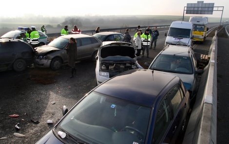 Hromadná nehoda 34 vozidel nedaleko Olomouce si vyžádala 8 zraněných.