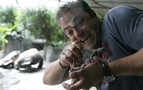 Hubnoucí Martin Zounar si včera odpoledne v pražské zoo hrál v pavilonu želv s chameleonem.
