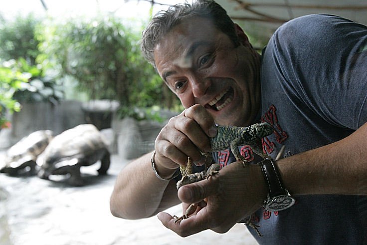 Hubnoucí Martin Zounar si včera odpoledne v pražské zoo hrál v pavilonu želv s chameleonem.