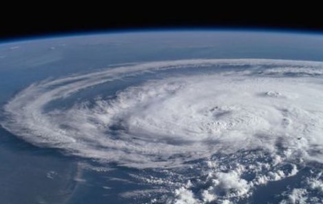 Hurikán dokáže na Zemi nadělat pořádnou spoušť. Evropanům naštěstí nic takového nehrozí. Maximálně tak silnější bouřky.