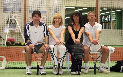 Hvězdní tenisté – zleva: Tomáš Vavřinec, Michaela Dolinová, Eva Čížkovská a Zdeněk Style Hrubý si užívali odpočinku po tvrdém tenisovém boji.