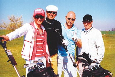 Hvězdy na golfovém turnaji (zleva): Mirjam Landová, Jiří Korn, Dan Landa a Jindřich Hefner, manažer Jiřího Korna.