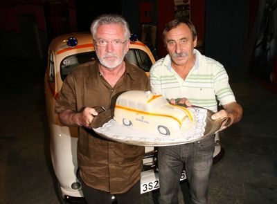 Hvězdy seriálu Sanitka Jaromír Hanzlík a Pavel Zedníček (vpravo) sanitkou nejen přijeli, ale dokonce si na ní i pochutnali, protože dostali dort v její podobě.