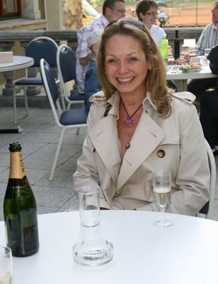 I přes pokročilé těhotenství si Lucie Talmanová dopřála skleničku šampaňského.