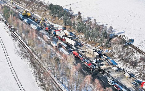 I takový je český řidič – při největší hromadné nehodě v našich dějinách bouralo před měsícem na dálnici D1 na Vysočině celkem 231 vozů.