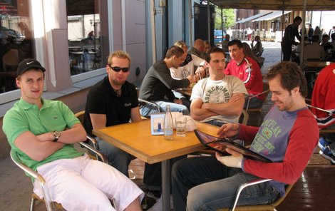 Idylka v Rize: U předního stolu (zleva) Pöpperle, Svoboda, Richter a Rolínek, u zadního Plekanec, Erat a Tomáš Kaberle.