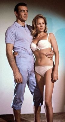 Ikona: Ursula Andress v bílých bikinách. Takhle zazářila v bondovce »Dr. No« z roku 1962.