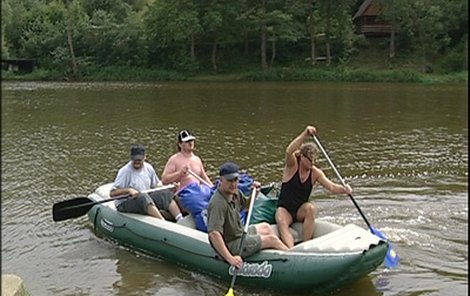 Inspektoři vypluli z Plzně, nocovali v tábořišti v Liblíně a včera přepadli kemp Zvíkovec. 