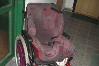 Útěkář přepadl ženu na vozíku