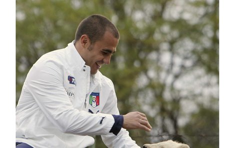 Italský vůdce Fabio Cannavaro s rukou ve lví tlamě.