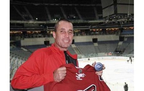 Ivan Lendl se na tréninku Bostonu pochlubil dresem Phoenixu, navíc dostal i podepsanou Jágrovu hokejku.