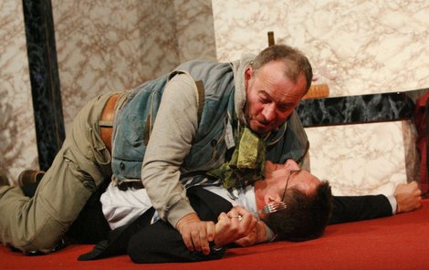 Ivan Vyskočil a Tomáš Krejčíř se v nové divadelní hře Muž z ulice a gentleman perou doslova jako koně.