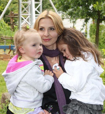 Ivana Gottová trávila dlouhé hodiny ve studiu a její holčičky Nelly Soﬁe (vlevo) a Charlotte Ella ji začaly postrádat.