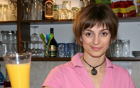 Ivana Jirešová (28) v roli barmanky Lucie Váchové