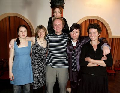Ivana Uhlířová (zleva), Vesna Cáceres, Iveta Dušková, Jaroslav Dušek, Jitka Sedláčková a Nataša Burger budou zkoušet čtyři polohy!