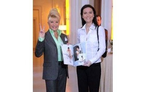 Ivanu Trumpovou (vlevo) pozvala do Čech na ﬁnále České Miss ředitelka soutěže Michaela Maláčová.