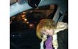 Další skandální foto - Iveta Bartošová na cestě z Desky roku. Nemohla na ní vystoupit, protože se před zkouškou opila.