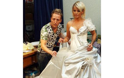 Iveta Bartošová si vybrala svatební šaty od módního návrháře Josefa Klíra.