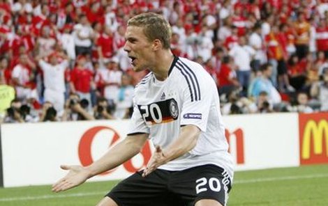 „Já! Já jsem prostřílel Německu cestu do ﬁ nále,“ volá Lukas Podolski.