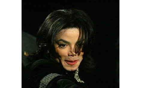 Jacksonovu tvář v posledních letech hyzdily jizvy po údajných plastických operacích. Spekulovalo se i o rakovině kůže.
