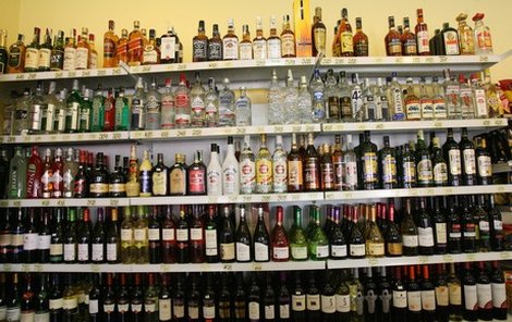 Jak poznat originální lahev alkoholu od padělku? Napovědět může místo, kde ji koupíte, ale i cena. V supermarketech je pití dražší než ve stáncích nebo u Vietnamců. 