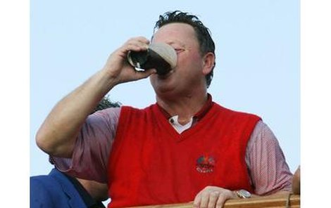 Jak se zapíjí vítězství nad výběrem Ameriky v Ryder Cupu? Ian Woosnam to zvládl pivem...