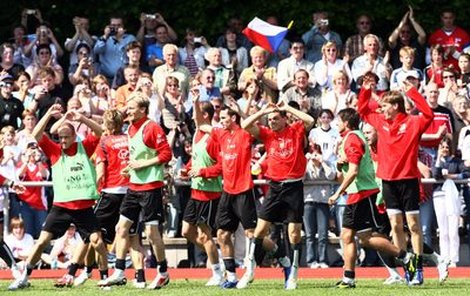 Jako Brazilci! Českým týmem se při včerejším tréninku kochaly davy fanoušků.
