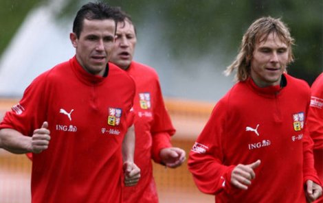 Jako kamarádi do deště vypadají Tomáš Galásek (vlevo) a Pavel Nedvěd. Při sobotním tréninku si v Seefeldu užili vody až až. Třeba jim pršelo štěstí...