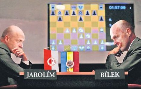 Jako legendární šachoví rivalové Kasparov s Karpovem se mohou cítit trenéři Jarolím s Bílkem. V pondělním derby chystají rozehrát velkolepou partii. Který z nich nakonec bude muset položit svého krále?