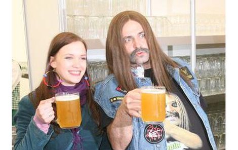 Jako první si na pivečku pošmákl momentálně nejznámější český pivař Ozzák se svou neteří ze seriálu Comeback. 
