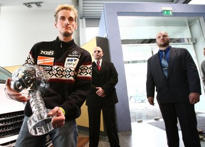 Jakub Janda včera v pražském sídle Mercedesu představil Křišťálový globus. Vzácnou trofej hlídalii ozbrojení bodyguardi.